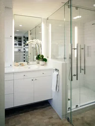Интерьер ванной комнаты с душевой перегородкой и стиральной машиной