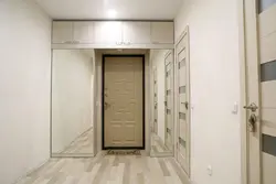 Kichik koridor fotosuratida kirish eshigi