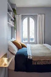 Кровать двуспальная у окна в маленькой спальне фото