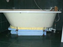 Жақтау фотосуреті бар ванна бөлмесі