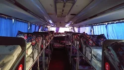 Sərnişinlər üçün yataq yerləri olan avtobus foto