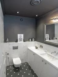 Дизайн ванной с черным потолком