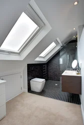 Дизайн ванной в мансарде со скошенным потолком