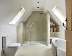 Көлбеу төбесі бар шатырдағы ванна бөлмесінің дизайны