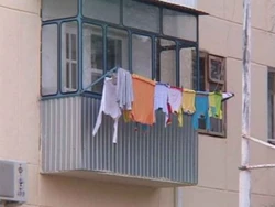 Balkon yo'q, balkonli fotosuratsiz kvartirada kiyimlarni qanday quritish kerak