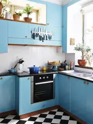 Сочетание цветов синего и белого в интерьере кухни