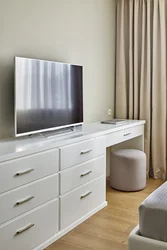 Yataq otağının interyerində çekmeceli televizor