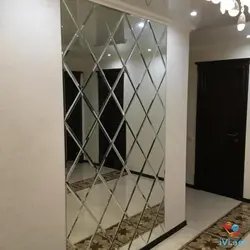 Mirror panel design in the hallway