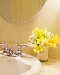 Искусственные цветы в интерьере ванной комнаты