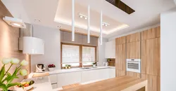 Светлая деревянная кухня в интерьере фото