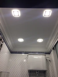 Дизайн светильников на потолке ванной
