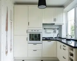 Кухня в белом цвете дизайн с окном