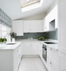 Кухня ў белым колеры дызайн з акном