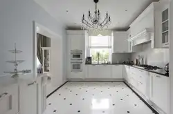 Кухня ў белым колеры дызайн з акном