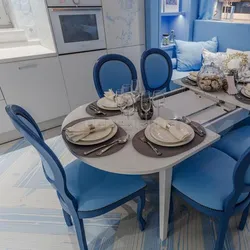 Дизайн кухни с синими стульями