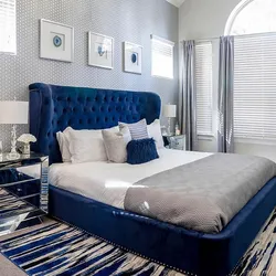 Кровать синего цвета в интерьере спальни