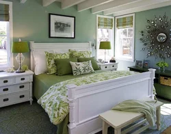 Сочетание серого и зеленого в интерьере спальни