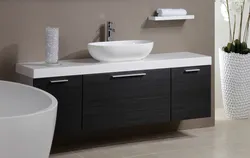 Banyoda lavabo və çarpayı masası olan küvetin fotoşəkili