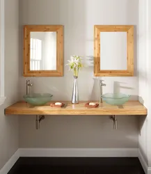 Banyoda lavabo və çarpayı masası olan küvetin fotoşəkili