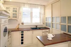 Дызайн кухні ў доме з акном у сярэдзіне