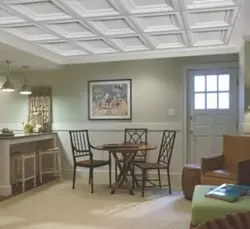 Интерьер из потолочной плитки в гостиной