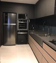 Фота кухні з чорным халадзільнікам фота