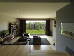 Дизайн гостиной в доме с большими окнами фото