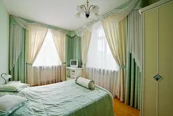 Фота дызайн спальні з двума вокнамі