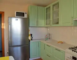 Холодильник у двери дизайн кухни