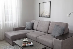 Угловой диван в интерьере маленькой гостиной фото