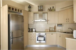 Холодильник бежевого цвета на кухне фото