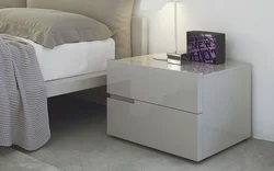 Прикроватный столик в интерьере спальни