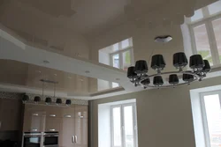 Натяжной потолок на кухне фото глянец