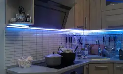 Кухня з святлодыёднай стужкай фота падсветкай