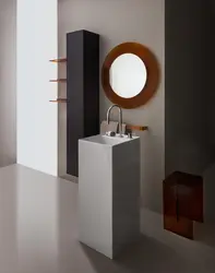 Polga o'rnatilgan lavabo bilan vannaning ichki qismlari