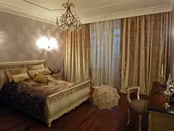 Дызайн спальні з залатымі шпалерамі