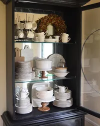 Как красиво расставить посуду в витрине в гостиной фото
