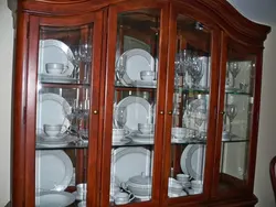 Как красиво расставить посуду в витрине в гостиной фото