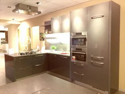 Фото угловых кухонь со встроенной техникой и стойкой