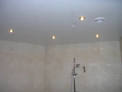 Натяжной потолок в ванной с вытяжкой фото