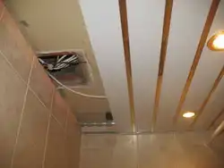 Başlıq fotoşəkili ilə banyoda asma tavan