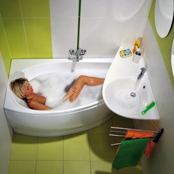 Асимметриялық ванналары бар ванна бөлмелері фотосуреті