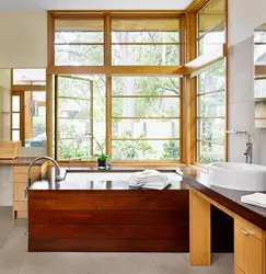 Дизайн ванной с окном в загородном доме