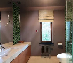 Дизайн ванной с окном в загородном доме