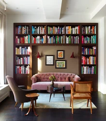 Стеллажи для книг в интерьере гостиной в городской квартире