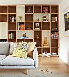 Стеллажи для книг в интерьере гостиной в городской квартире