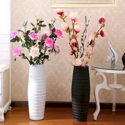 Напольная ваза с цветами в интерьере в гостиной