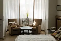 Стулья с диваном в интерьере гостиной