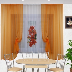 Оранжевая кухня в интерьере фото с какими шторами