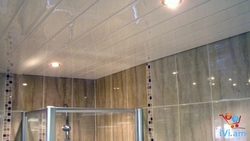 Пластикалық панельдерден жасалған ванна төбесінің қадамдық фотосуреті